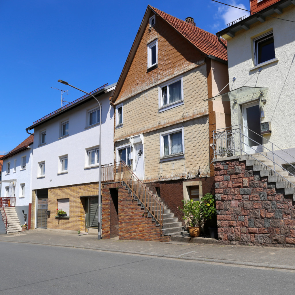 Häuser mit Treppen im Waldhufendorf Zotzenbach