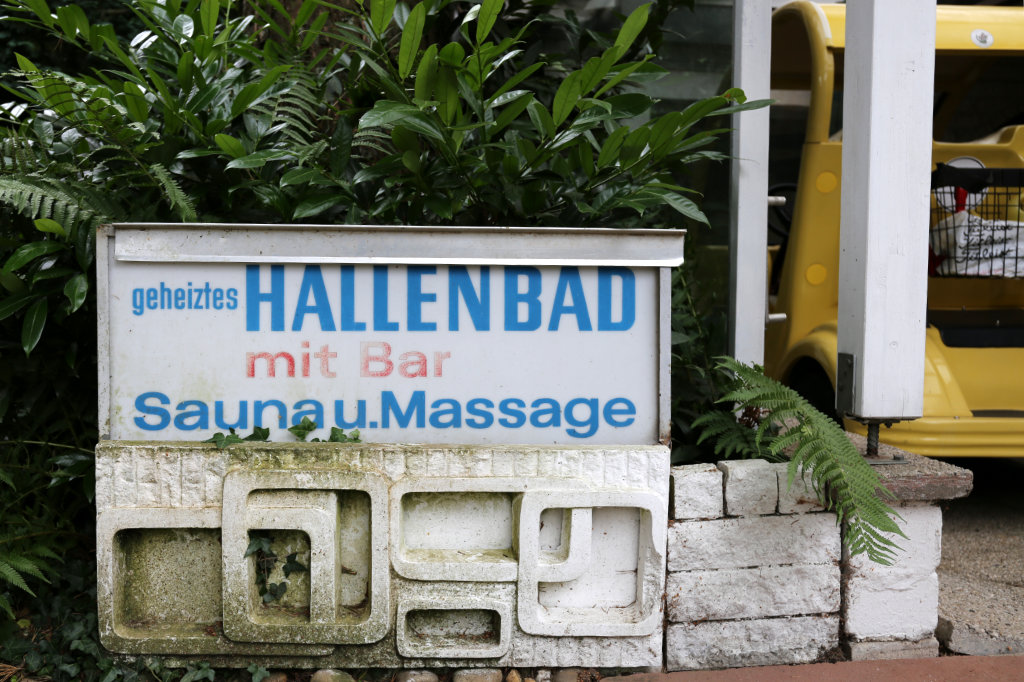 Schild: Hallenbad, Sauna, Massage
