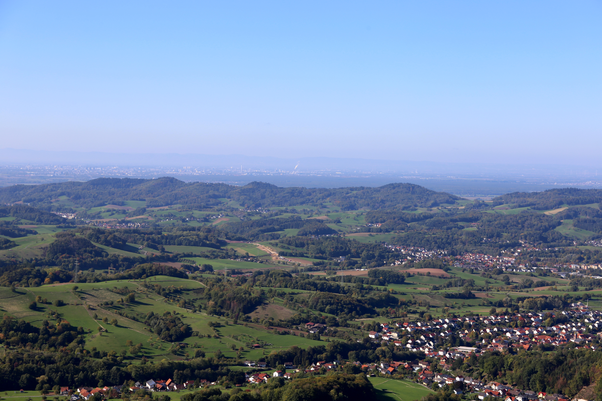 Blick auf Zotzenbach Rheinebene im Hintergrund