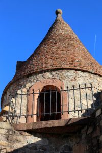 Zweigeschossiger Turm und Teil einer ehemaligen Stadtmauer mit gedecktem Kegeldach: die Aul in Zwingenberg