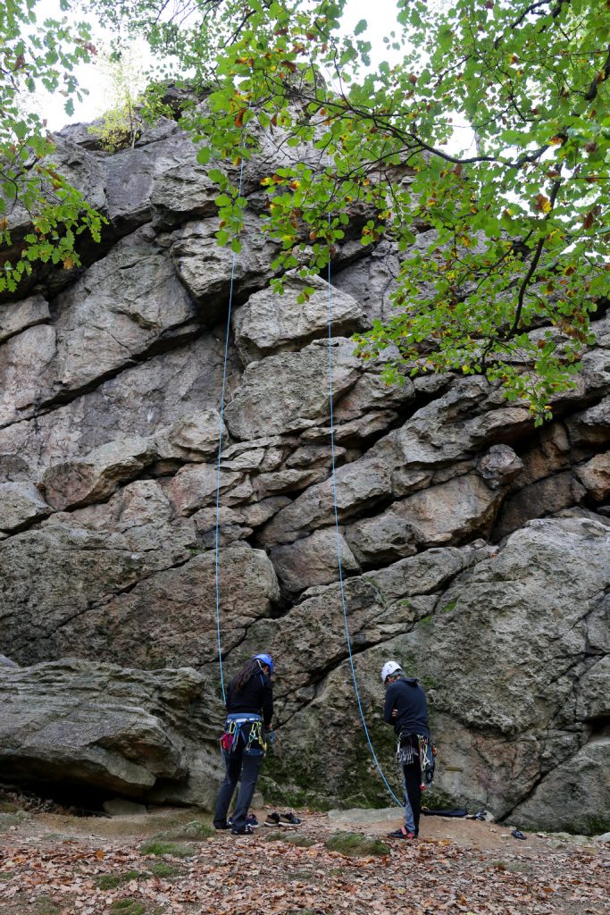 Zwei Kletterer bereiten sich aufs Klettern am Hohenstein-Fels vor.