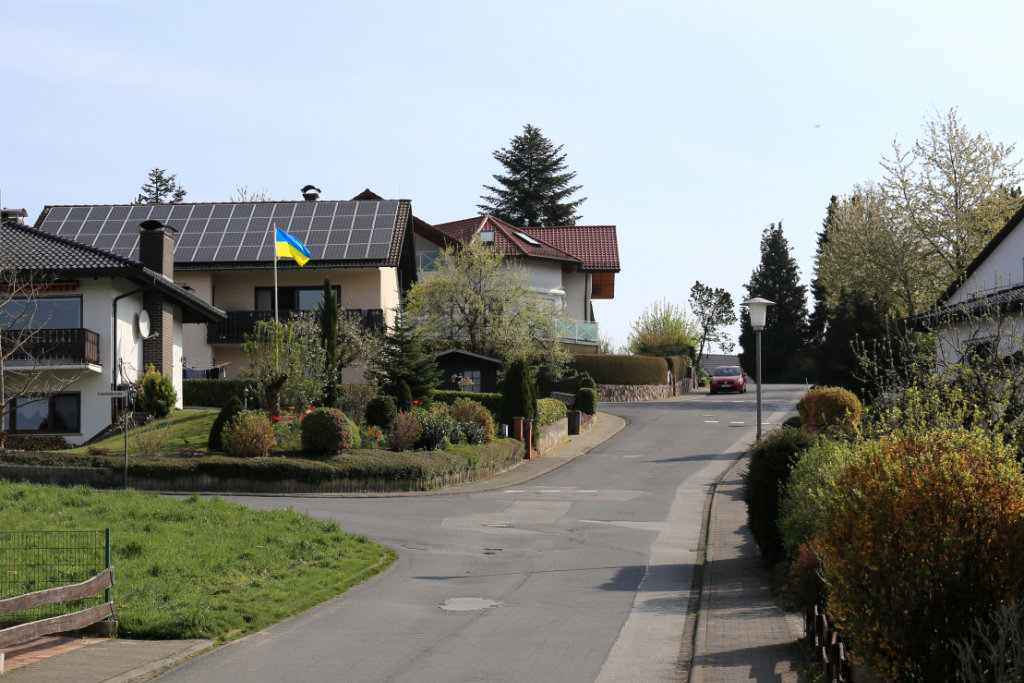 Ukraine-Flagge in Wohngebiet
