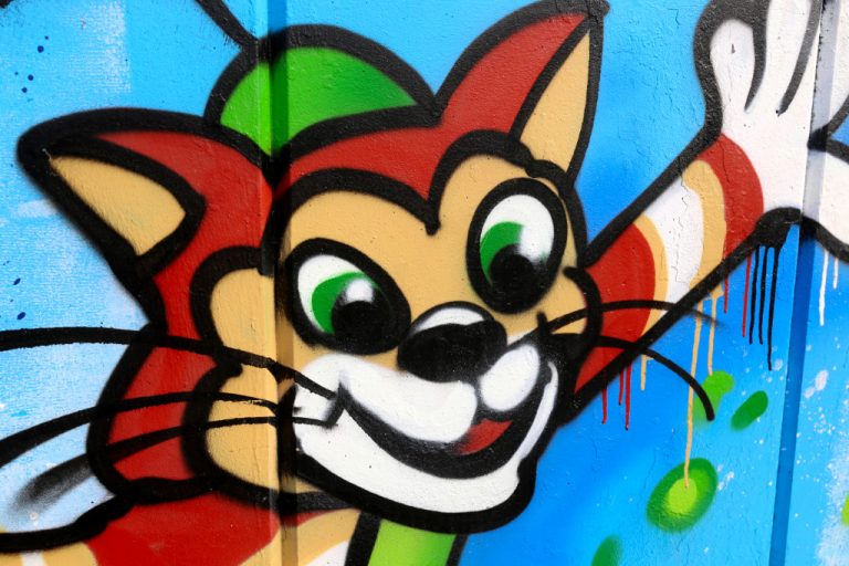 Spielplatz-Graffiti mit Kater Findus