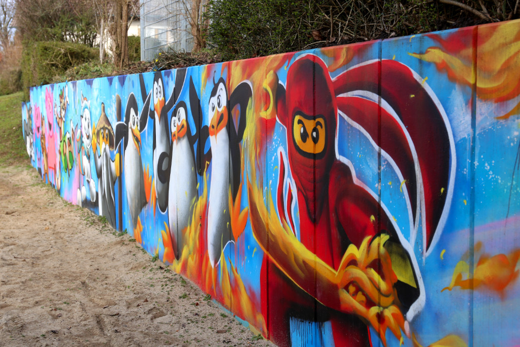 Spielplatz-Graffiti mit rotem Ninja im Vordergrund