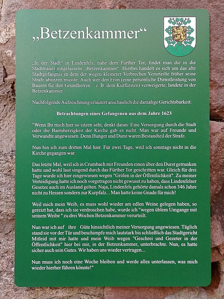 Schild auf dem die Betzenkammer, das Stadtgefängnis von Fürth, erklärt wird