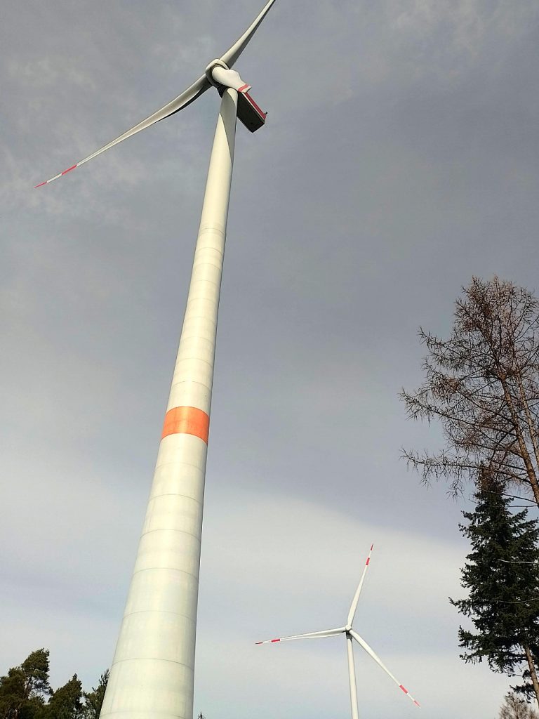 Foto eines Windrades von unten nach oben geblickt