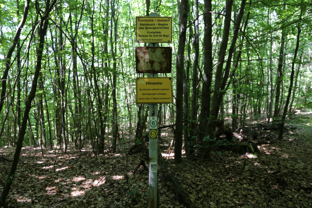 Hinweistafeln im Wald: Vorsicht - Gefahr, Steinbruch - Beginn des Sprengbereiches