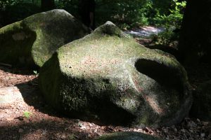 Sogenannte Opfersteine, Granitsteine mit Einbuchtungen