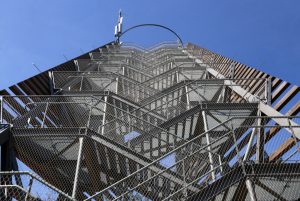 Detail kaskadierender Treppen aus Stahl, die auf eine Aussichtsplattform führen