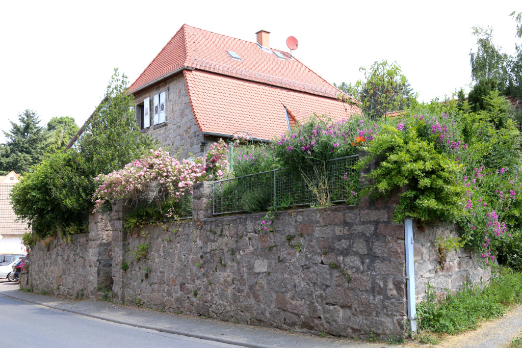 Odenwaldhaus aus Granit mit Granit-Ummauerung