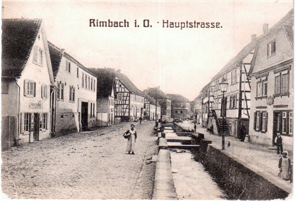 Ausschnitt einer alten Postkarte der Rathausstraße von Rimbach