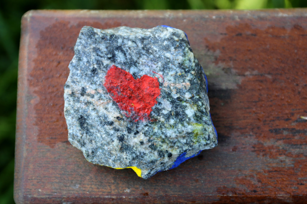 Stein mit rotem Herz